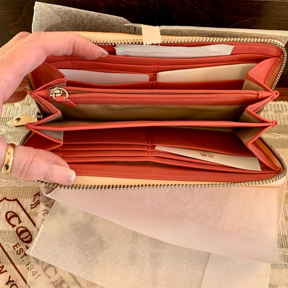 🌸Authentic Coach Ashley Floral Wallet🌸 (Matching bag avail in separate listing)✨ - Picture 5 of 6